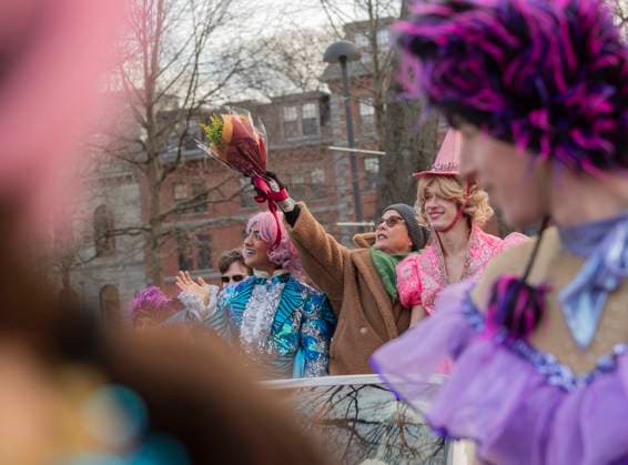 US actress Annette Bening, flanked by Harvard students, holds up her flowers to the crowd during a parade, through the Harvard Yard in her honor, as she is named the Harvard University s Hasty Pudding Theatricals 2024 Woman of the Year in Cambridge, MA on Tuesday, February 06, 2024.  BOS20240206011 AmandaxSabga
