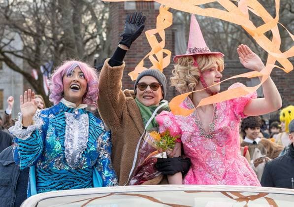 Annette Bening is escorted by members of The Hasty Pudding Theatricals through the streets of Harvard Square after being announced as the recipient of its 2024 Woman of the Year Award Annette Bening is escorted by members of The Hasty Pudding Theatricals through the streets of Harvard Square after being announced as the recipient of its 2024 Woman of the Year Award Cambridge MA USA Copyright: xLondonxEntertainment Splashx