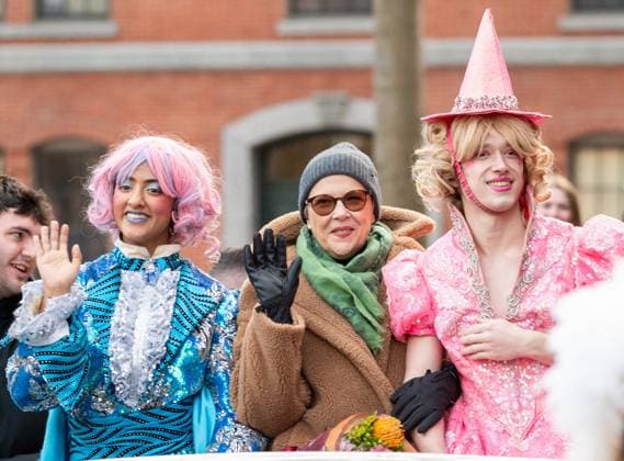 Annette Bening is escorted by members of The Hasty Pudding Theatricals through the streets of Harvard Square after being announced as the recipient of its 2024 Woman of the Year Award Annette Bening is escorted by members of The Hasty Pudding Theatricals through the streets of Harvard Square after being announced as the recipient of its 2024 Woman of the Year Award Cambridge MA USA Copyright: xLondonxEntertainment Splashx