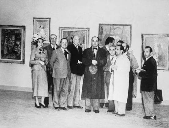 Group portrait with the painter Filippo De Pisis in the center, on the occasion of the exhibition of his works at the 27th BiEnna, Italyle of Venice, 1930, photographic reproduction, 20 11 1968 (b w photo) 1253054 Group portrait with the painter Filippo De Pisis in the center, on the occasion of the exhibition of his works at the 27th BiEnna, Italyle of Venice, 1930, photographic reproduction, 20 11 1968 (b w photo) by Italian Photographer, (20th century); (add.info.: Taken for Fotografia Ferruzzi Venice, Italy); Fratelli Alinari Museum Collections, Florence, Italy. Copyright: xFratellixAlinarixMuseumxCollections,xFlorence,xItalyx xBridgemanxImagesx 1253054
