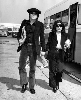 John Lennon and Yoko Ono Arriving in New York For Publication of Book Grapefruit on July 14, 1971 (b w photo) 1642458 John Lennon and Yoko Ono Arriving in New York For Publication of Book Grapefruit on July 14, 1971 (b w photo); (add.info.: John Lennon and Yoko Ono arriving in New York for publication of book Grapefruit on july 14, 1971). Copyright: xBridgemanxImagesx 1642458