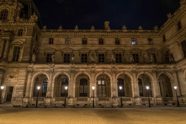 Beautiful facade of the Louvre Palace in Paris at night Paris, Île-de-France, France R_IJWD240205-1348108-01 EDITORIAL USE ONLY