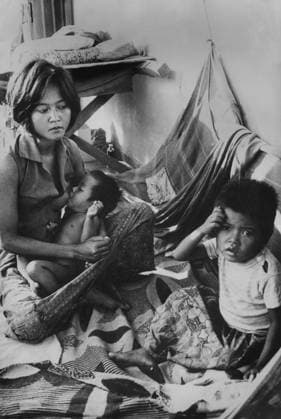 Famille in Cambodian Refugees Camp on The Periphery of The Capital Phnom Penh in April 1975 After Capture of The Town By Red Khmers (b w photo) 1660007 Famille in Cambodian Refugees Camp on The Periphery of The Capital Phnom Penh in April 1975 After Capture of The Town By Red Khmers (b w photo); (add.info.: Famille in Cambodian refugees camp on the periphery of the capital Phnom Penh in april 1975 after capture of the town by Red Khmers). Copyright: xBridgemanxImagesx 1660007