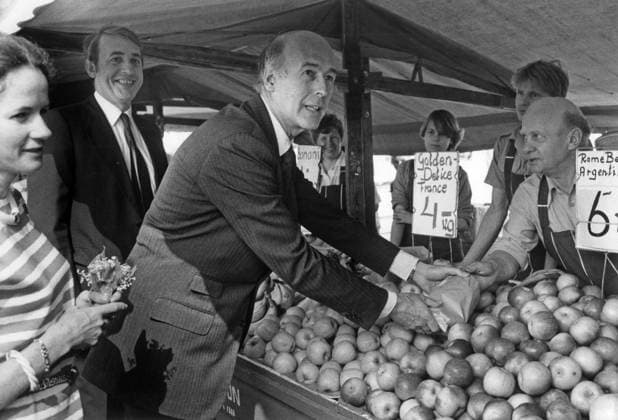 French President Valery Giscard D Estaing in Helsinki Buying Apples at The Market June 3, 1980 (b w photo) 1667505 French President Valery Giscard D Estaing in Helsinki Buying Apples at The Market June 3, 1980 (b w photo); (add.info.: French president Valery Giscard d Estaing in Helsinki buying apples at the market june 3, 1980). Copyright: xBridgemanxImagesx 1667505