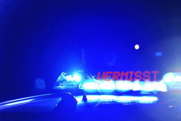 February 7, 2024: Police patrol car at night, with the blue light inscription:Missing. Symbolic image for search for persons and close-range search. PHOTOMONTAGE *** Streifenwagen der Polizei bei Nacht, mit der Blaulicht Aufschrift: Vermisst. Symbolbild für Personenfahndung und Nahbereichsfahndung. FOTOMONTAGE