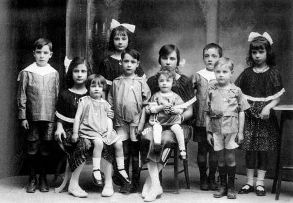 Francois Mitterrand and cousins, 1922 (b w photo 1680122 Francois Mitterrand and cousins, 1922 (b w photo; (add.info.: Mitterrand in 1922 : 8 children with on l and r their cousin Pierre and Yvonne Sarrazin : l-r : Colette with Genevieve, Marie Josephe, Francois, Antoinette with Philippe, Robert and Jacques); PVDE. Copyright: xPVDEx xBridgemanxImagesx 1680122