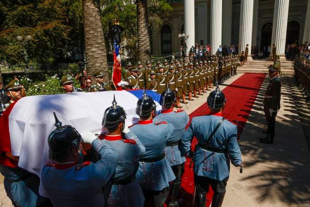 Bilder des Jahres 2024, News 02 Februar News Themen der Woche KW06 News Bilder des Tages Santiago, 6 febrero 2024. Los restos del ex presidente Sebastian Pinera llegan al ex Congreso Nacional para ser velado en funerales de estado. El ex mandatario fallecio luego que su helicoptero capotara en el lago Ranco. Dragomir Yankovic Aton Chile, Santiago Chile Aton_871427 *** Santiago, February 6, 2024 The remains of former president Sebastian Pinera arrive at the former National Congress for a state funeral The former president died after his helicopter crashed in Lake Ranco Dragomir Yankovic Aton Chile, Santiago Chile Aton 871427  Copyright: DRAGOMIRxYANKOVIC ATONxCHILE