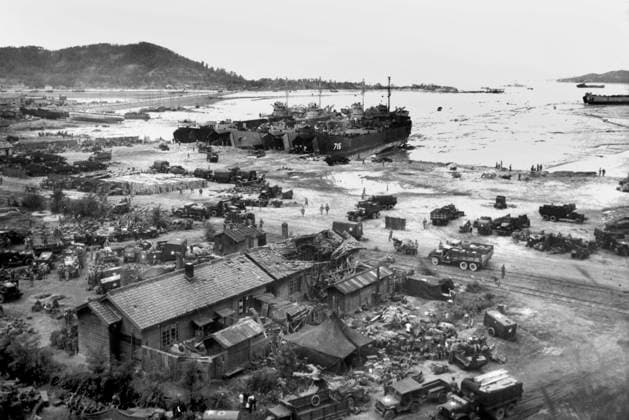 Korean war : Four LSTs unload on the beach at Inchon as marines gather equipment to move rapidly inland on September 15, 1950. 1700510 Korean war : Four LSTs unload on the beach at Inchon as marines gather equipment to move rapidly inland on September 15, 1950.; (add.info.: Korean war : Four LSTs unload on the beach at Inchon as marines gather equipment to move rapidly inland on September 15, 1950.). Copyright: xBridgemanxImagesx 1700510
