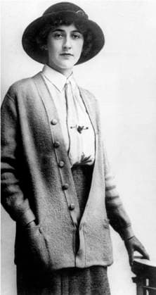 Agatha Christie, c.1920 (b w photo) 1706525 Agatha Christie, c.1920 (b w photo) by Unknown photographer, (20th century); (add.info.: English novelist Agatha Christie (1891-1976)). Copyright: xBridgemanxImagesx 1706525