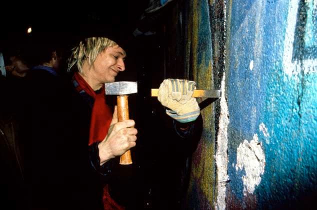 Man with a hammer and a chisel at the fall of Berlin s wall, 1989 (photo) 1706847 Man with a hammer and a chisel at the fall of Berlin s wall, 1989 (photo). Copyright: xBridgemanxImagesx 1706847