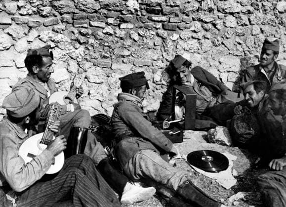 Spanish Francoist soldiers playing music, 20th November 1936 (b w photo) 1718331 Spanish Francoist soldiers playing music, 20th November 1936 (b w photo) by Unknown photographer, (20th century); (add.info.: Spanish francoist soldiers francoist playing music to kill the time november 20, 1936 during the spanish civil war). Copyright: xBridgemanxImagesx 1718331