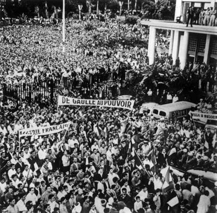 Crowd campaigning for the investiture of De Gaulle, Government House, Algiers, 13th May 1958 (b w photo) 1718543 Crowd campaigning for the investiture of De Gaulle, Government House, Algiers, 13th May 1958 (b w photo) by Unknown photographer, (20th century); (add.info.: Algeria : crowd demonstrating outside house of general government in Algiers for investiture of De Gaulle may 13, 1958). Copyright: xBridgemanxImagesx 1718543