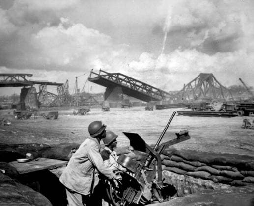 African-American soldiers George Cofield and Howard J. Davis guard a bridge over Rhine built by Americans, 30th March 1945 (b w photo) 1721268 African-American soldiers George Cofield and Howard J. Davis guard a bridge over Rhine built by Americans, 30th March 1945 (b w photo) by Unknown photographer, (20th century); (add.info.: African-American soldiers George Cofield and Howard J. Davis guard a bridge over Rhine built by Americans, march 30, 1945). Copyright: xBridgemanxImagesx 1721268