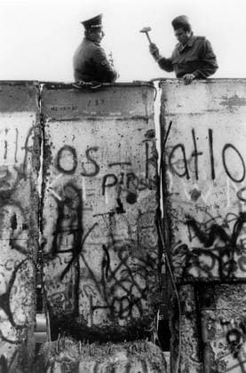 Eastern Guards attempting to repair the Berlin wall, November 12, 1989 (b w photo) 1724018 Eastern Guards attempting to repair the Berlin wall, November 12, 1989 (b w photo) by German Photographer, (20th century). Copyright: xBridgemanxImagesx 1724018