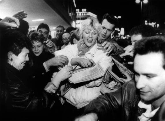 People trying to get papers announcing the Berlin wall fall, November, 1989 (b w photo) 1724019 People trying to get papers announcing the Berlin wall fall, November, 1989 (b w photo) by German Photographer, (20th century). Copyright: xBridgemanxImagesx 1724019