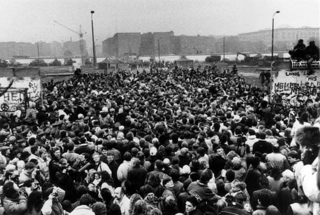 Crowd on Potsdamer Platz at the fall of Berlin Wall on November 12, 1989 (b w photo) 1724020 Crowd on Potsdamer Platz at the fall of Berlin Wall on November 12, 1989 (b w photo) by German Photographer, (20th century). Copyright: xBridgemanxImagesx 1724020