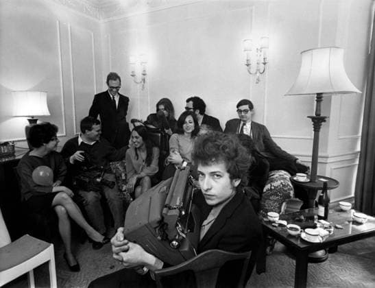 Bob Dylan a l hotel Savoy, 1967 (b w photo) 1847311 Bob Dylan a l hotel Savoy, 1967 (b w photo) by Unknown photographer, (20th century); (add.info.: At the Savoy hotel, Bob Dylan (with typrewriter) and Joan Baez who s speaking with the director D. A. Pennebaker (movie camera). London, april 1967.). Copyright: xBridgemanxImagesx 1847311