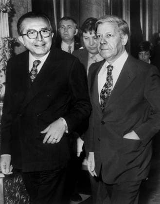 Giulio Andreotti et Helmut Schmidt 1991393 Giulio Andreotti et Helmut Schmidt by Unknown photographer, (20th century); (add.info.: Giulio Andreotti, Prime Minister of Italy, with Helmut Schmidt, german chancellor, in London on may 11, 1977). Copyright: xBridgemanxImagesx 1991393