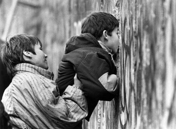 A mother helps her son to peep to the East from a hole made in the Berlin wall, 11th November, 1989 (b w photo) 2009936 A mother helps her son to peep to the East from a hole made in the Berlin wall, 11th November, 1989 (b w photo). Copyright: xBridgemanxImagesx 2009936