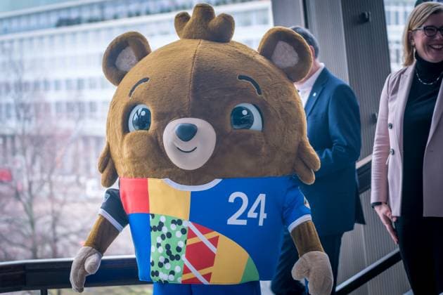 Fan Zone Augustusplatz zur UEFA EURO 2024Ã in Leipzig: Ein zentraler Anlaufpunkt für Fußballfans, Leipziger und Gäste während des Turniers. Mit einem vielfältigen Programm aus Sport und Kultur sowie zahlreichen Mitmachangeboten wird die Fan Zone zum Herzstück des Fußballerlebnisses in Leipzig. Gelegen zwischen dem Gewandhaus und der Oper Leipzig, bietet sie an allen 31 Tagen während des Turnierzeitraums vom 14. Juni bis 14. Juli 2024 ein abwechslungsreiches Erlebnis. Die Fan Zone wird live alle 51 Spiele der UEFA EURO 2024Ã auf großen Screens übertragen und bis zu 15.000 Fans können auf dem Platz mitfiebern. Besonders zu den Spielen der deutschen Nationalmannschaft und den Spieltagen in Leipzig wird ein reger Zuspruch erwartet