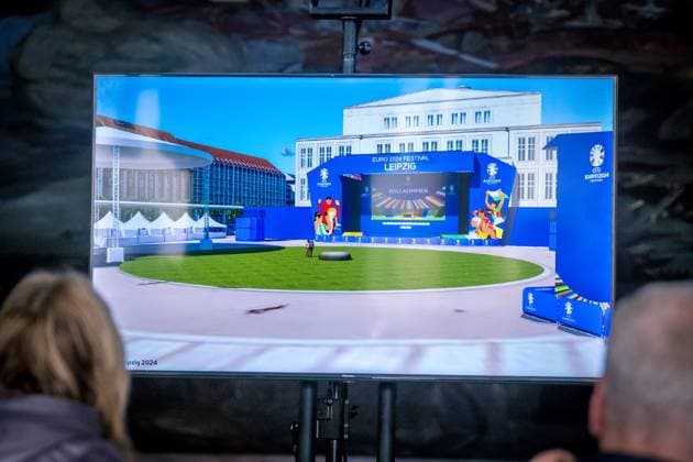 Fan Zone Augustusplatz zur UEFA EURO 2024Ã in Leipzig: Ein zentraler Anlaufpunkt für Fußballfans, Leipziger und Gäste während des Turniers. Mit einem vielfältigen Programm aus Sport und Kultur sowie zahlreichen Mitmachangeboten wird die Fan Zone zum Herzstück des Fußballerlebnisses in Leipzig. Gelegen zwischen dem Gewandhaus und der Oper Leipzig, bietet sie an allen 31 Tagen während des Turnierzeitraums vom 14. Juni bis 14. Juli 2024 ein abwechslungsreiches Erlebnis. Die Fan Zone wird live alle 51 Spiele der UEFA EURO 2024Ã auf großen Screens übertragen und bis zu 15.000 Fans können auf dem Platz mitfiebern. Besonders zu den Spielen der deutschen Nationalmannschaft und den Spieltagen in Leipzig wird ein reger Zuspruch erwartet