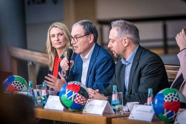 Fan Zone Augustusplatz zur UEFA EURO 2024Ã in Leipzig: Ein zentraler Anlaufpunkt für Fußballfans, Leipziger und Gäste während des Turniers. Mit einem vielfältigen Programm aus Sport und Kultur sowie zahlreichen Mitmachangeboten wird die Fan Zone zum Herzstück des Fußballerlebnisses in Leipzig. Gelegen zwischen dem Gewandhaus und der Oper Leipzig, bietet sie an allen 31 Tagen während des Turnierzeitraums vom 14. Juni bis 14. Juli 2024 ein abwechslungsreiches Erlebnis. Die Fan Zone wird live alle 51 Spiele der UEFA EURO 2024Ã auf großen Screens übertragen und bis zu 15.000 Fans können auf dem Platz mitfiebern. Besonders zu den Spielen der deutschen Nationalmannschaft und den Spieltagen in Leipzig wird ein reger Zuspruch erwartet