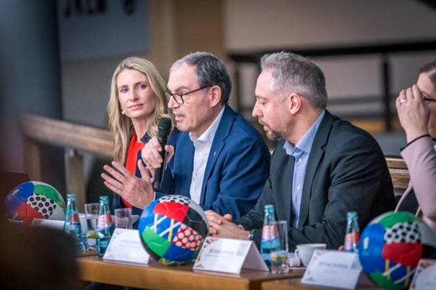 Fan Zone Augustusplatz zur UEFA EURO 2024Ã in Leipzig: Ein zentraler Anlaufpunkt für Fußballfans, Leipziger und Gäste während des Turniers. Mit einem vielfältigen Programm aus Sport und Kultur sowie zahlreichen Mitmachangeboten wird die Fan Zone zum Herzstück des Fußballerlebnisses in Leipzig. Gelegen zwischen dem Gewandhaus und der Oper Leipzig, bietet sie an allen 31 Tagen während des Turnierzeitraums vom 14. Juni bis 14. Juli 2024 ein abwechslungsreiches Erlebnis. Die Fan Zone wird live alle 51 Spiele der UEFA EURO 2024Ã auf großen Screens übertragen und bis zu 15.000 Fans können auf dem Platz mitfiebern. Besonders zu den Spielen der deutschen Nationalmannschaft und den Spieltagen in Leipzig wird ein reger Zuspruch erwartet