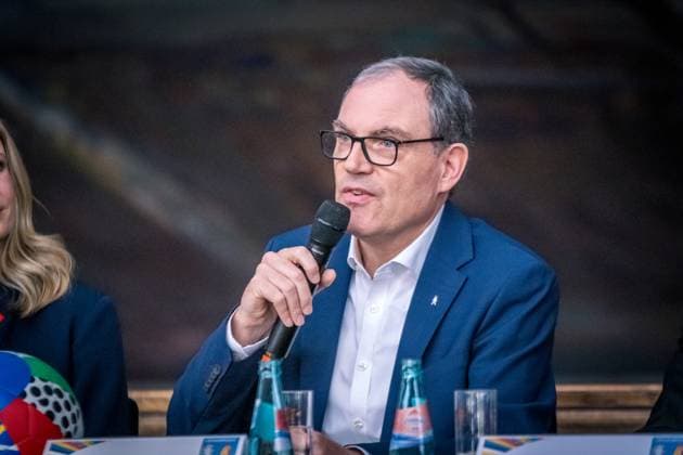 Fan Zone Augustusplatz zur UEFA EURO 2024Ã in Leipzig: Ein zentraler Anlaufpunkt für Fußballfans, Leipziger und Gäste während des Turniers. Mit einem vielfältigen Programm aus Sport und Kultur sowie zahlreichen Mitmachangeboten wird die Fan Zone zum Herzstück des Fußballerlebnisses in Leipzig. Gelegen zwischen dem Gewandhaus und der Oper Leipzig, bietet sie an allen 31 Tagen während des Turnierzeitraums vom 14. Juni bis 14. Juli 2024 ein abwechslungsreiches Erlebnis. Die Fan Zone wird live alle 51 Spiele der UEFA EURO 2024Ã auf großen Screens übertragen und bis zu 15.000 Fans können auf dem Platz mitfiebern. Besonders zu den Spielen der deutschen Nationalmannschaft und den Spieltagen in Leipzig wird ein reger Zuspruch erwartet