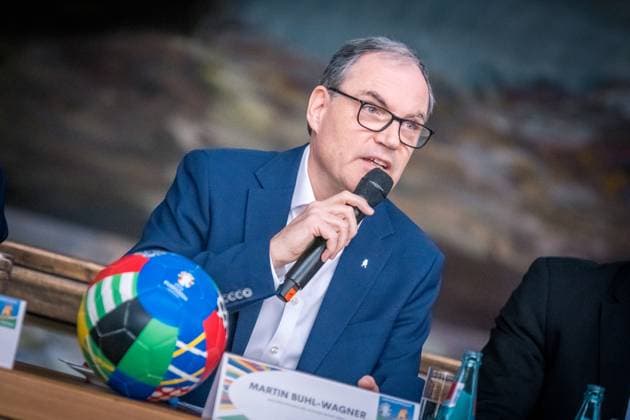 Fan Zone Augustusplatz zur UEFA EURO 2024Ã in Leipzig: Ein zentraler Anlaufpunkt für Fußballfans, Leipziger und Gäste während des Turniers. Mit einem vielfältigen Programm aus Sport und Kultur sowie zahlreichen Mitmachangeboten wird die Fan Zone zum Herzstück des Fußballerlebnisses in Leipzig. Gelegen zwischen dem Gewandhaus und der Oper Leipzig, bietet sie an allen 31 Tagen während des Turnierzeitraums vom 14. Juni bis 14. Juli 2024 ein abwechslungsreiches Erlebnis. Die Fan Zone wird live alle 51 Spiele der UEFA EURO 2024Ã auf großen Screens übertragen und bis zu 15.000 Fans können auf dem Platz mitfiebern. Besonders zu den Spielen der deutschen Nationalmannschaft und den Spieltagen in Leipzig wird ein reger Zuspruch erwartet