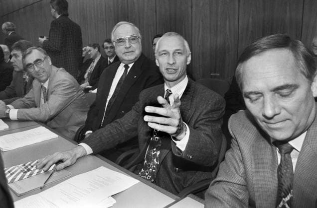 Deutschland, Bonn, 19.09.1993 Archiv.: 42-13-22 CDU-Fraktionssitzung Foto: Bundeskanzler Helmut Kohl und der CDU-Kandidat fuer das Amt des Bundespraesidenten Steffen Heitmann CDU-Fraktionssitzung *** Germany, Bonn, 19 09 1993 Archive 42 13 22 CDU parliamentary group meeting Photo Federal Chancellor Helmut Kohl and the CDU candidate for the office of Federal President Steffen Heitmann CDU parliamentary group meeting