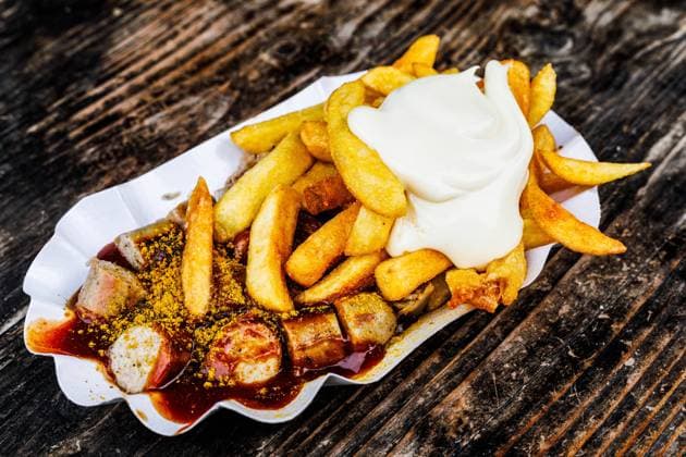 Delicious German Duo: Currywurst & Fries with Mayo Dieses köstliche Foto vom 02. Februar 2024 fängt die klassische deutsche Streetfood-Kombination ein: eine saftige Currywurst in einem reichhaltigen, würzigen Curryketchup, begleitet von goldenen, knusprigen Pommes frites und einem großzügigen Klecks cremiger Mayonnaise. Das kräftige Rot der Currysauce bildet einen schönen Kontrast zu den goldbraunen Pommes frites und der weißen Mayonnaise, wodurch ein optisch ansprechendes und appetitliches Bild entsteht. Dieses Gericht verkörpert die Gemütlichkeit und Vertrautheit der deutschen Küche und eignet sich perfekt, um die Essenz der Street-Food-Kultur einzufangen oder die traditionelle deutsche Küche zu präsentieren. *** This mouthwa Copyright: xPieroxNigrox