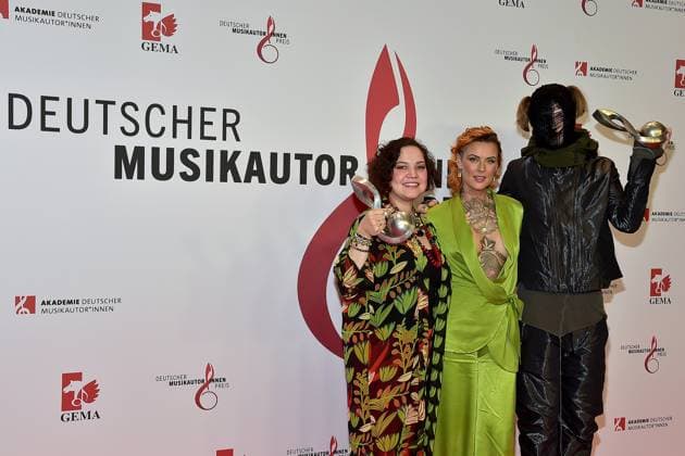 15 German Music Writers Prize Jennifer Weist, center with the young award winners, Dariya Maminova left, Tim Rumpelt TYM right Arrival at the award ceremony of the 15 German Music Writers Prize at the Hotel Ritz in Berlin, on 08 02 2024 Photopress Mueller