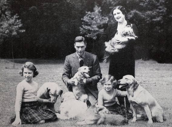 Photograph of King George VI (1895-1952), the Queen Mother (1900-2002), Queen Elizabeth II (1926 -) and Princess Margaret (1930-2002). Dated 20th Century, Copyright: xUnitedxArchivesx xWorldxHistoryxArchivex WHA_088_0366 !ACHTUNG AUFNAHMEDATUM GESCHÄTZT!
