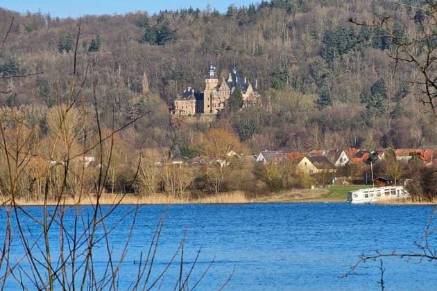 Eschwege Themenfoto: Deutschland, Stadt, Eschwege, Hessen, 07.02.2024 Werratalsee mit dem Schloss Wolfsbrunnen in Eschwege, Hessen Themenfoto: Deutschland, Stadt, Eschwege, Hessen, 07.02.2024 *** Eschwege Theme photo Germany, City, Eschwege, Hesse, 07 02 2024 Lake Werratal with Wolfsbrunnen Castle in Eschwege, Hesse Theme photo Germany, City, Eschwege, Hesse, 07 02 2024 Copyright: xAugstx xEibner-Pressefotox EP_jat