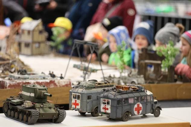 Modell Leben Erfurt 09 02 2024, Erfurt, Fair, Press tour at Modell Leben The Thuringian model making fair in the picture Tanks and military vehicles in the model