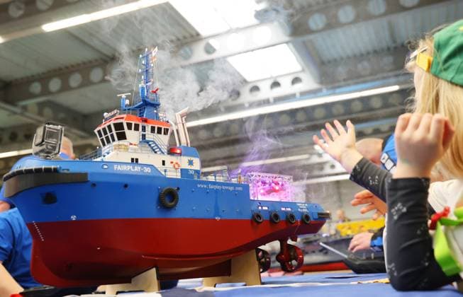 Modell Leben Erfurt 09 02 2024, Erfurt, Messe, Press tour at Modell Leben The Thuringian model making fair in the picture a ship with fog and disco inspires the children