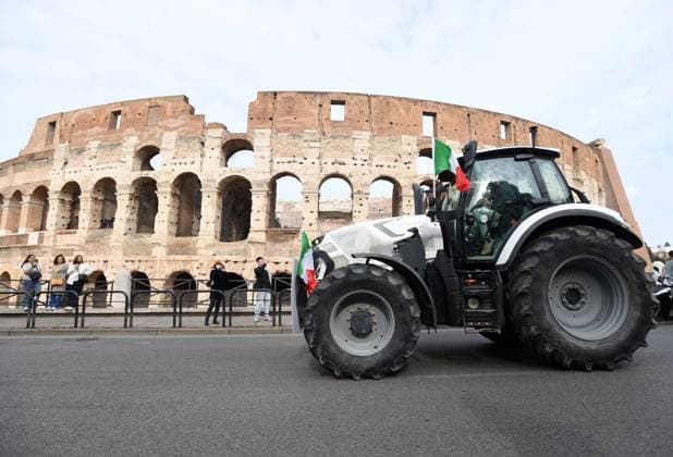 News Themen der Woche KW06 Foto IPP Fabio Cimaglia Roma 09 02 2024 protesta degli agricoltori italiani Alcuni trattori dal presidio di Via Nomentana arrivano a sfilare davanti al Colosseo Roma 09 02 2024 Alcuni trattori *** Photo IPP Fabio Cimaglia Rome 09 02 2024 Italian farmers protest Some tractors from the Via Nomentana garrison arrive to parade in front of the Colosseum Rome 09 02 2024 Some tractors 