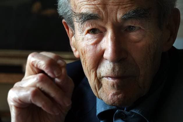 DECES DE ROBERT BADINTER PHOTOPQR L EST REPUBLICAIN ; 09 02 Décès de Robert Badinter ARCHIVES FRANCE Death of Robert Badinter, born March 30, 1928 in Paris, is a French politician, jurist and essayist. Professor of private law and lawyer at the Paris bar, he became known to the general public for his fight against the death penalty, the abolition of which he supported before Parliament in 1981. FILES ROBERT BADINTER - JUSTICE - HOMME POLITIQUE - ECRIVAIN - ABOLITION DE LA PEINE DE MORT. Paris 19 octobre 2018. L avocat, juriste, essayiste et homme politique français, Robert BADINTER, chez lui à l occasion de la sortie du livre sur sa grand-mère Idiss . PHOTO Alexandre MARCHI. (MaxPPP TagID: maxnewsworldfour639122.jpg) Photo vi Copyright: xPHOTOPQR L ESTxREPUBLICAIN MAXPPxAlexandrexMARCHIx 20181024NCY6596 maxnewsworldfour639122