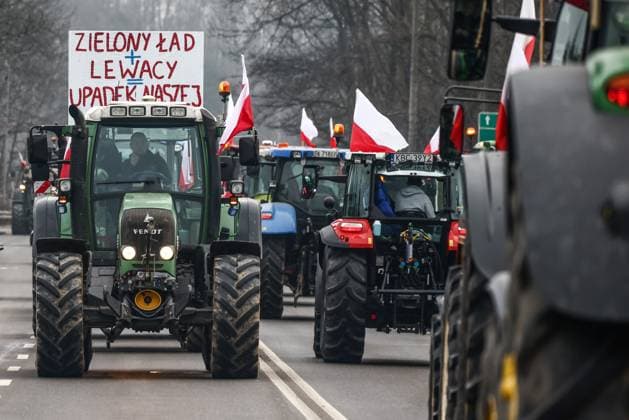 News Themen der Woche KW06 News Bilder des Tages February 9, 2024, Krakow, Poland: Farmers drive tractors into the city center during a nationwide protest against EU climate policies and cheap Ukrainian agricultural products imports. Krakow, Poland on February 9, 2024. Polish farmers are demonstrating across the country, holding blockades and slowing down traffic in the biggest cities. Krakow Poland - ZUMAz156 20240209_zip_z156_003 Copyright: xBeataxZawrzelx