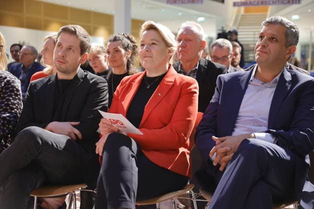 News Themen der Woche KW06 News Bilder des Tages Kevin Kühnert, SPD- Generalsekretär, Franziska Giffey, SPD- Landesvorsitzende, Raed Saleh, SPD- Landesvorsitzender, Deutschland, Berlin, SPD, Start in den Wahlkampf-Schlussspurt, mit Svenja Schulze, Kevin Kühnert, Franziska Giffey, Raed Saleh und Kandidatinnen und Kandidaten für den Bundestag *** Kevin Kühnert, SPD Secretary General, Franziska Giffey, SPD State Chairwoman, Raed Saleh, SPD State Chairman, Germany, Berlin, SPD, Start of the election campaign final spurt, with Svenja Schulze, Kevin Kühnert, Franziska Giffey, Raed Saleh and candidates for the Bundestag