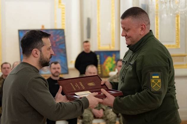 News Themen der Woche KW06 Ukraine s President Zelenskyy Awards Presentation - Kyiv HANDOUT - Ukrainian President Volodymyr Zelenskyy awarded the Hero of Ukraine Gold Star to former Commander of the Armed Forces Valerii Zaluzhnyi during a ceremony at the White Hall of Heroes of the Mariinsky Palace, February 9, 2024 in Kiev, Ukraine. Photo by Ukrainian Presidency via ABACAPRESS.COM Kyiv Ukraine  Copyright: xABACAx