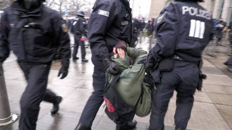 Naziaufmarsch anlässlich der Bombardierung Dresden am Sonntagmittag in Dresden. Mehrere hundert Rechte veranstalten den Schweigemarsch in Dresden. Dem gegenüber steht ein riesiger Proteste gegen Rechts. Schon in den letzten Wochen sind Hunderttausende Menschen auf die Straßen gegangen. Auch am Sonntag wollen die Menschen ein Zeichen gegen Rechts setzen. Am Besten mit Sitzblockaden. Die Polizei ist mit vielen Beamten vor Ort, um das Demonstrationsrecht durchzusetzen. Rechte und Linke trafen gegen 13 Uhr das erste Mal am Hauptbahnhof aufeinander. Mit Hamburger Gitter wurden die Lager getrennt, Zwischenfällen gab es bis jetzt nicht. Linksradikale versuchten immer wieder auf die Route des Naziaufmarsch zu gelangen und stürmten diese. Mit k