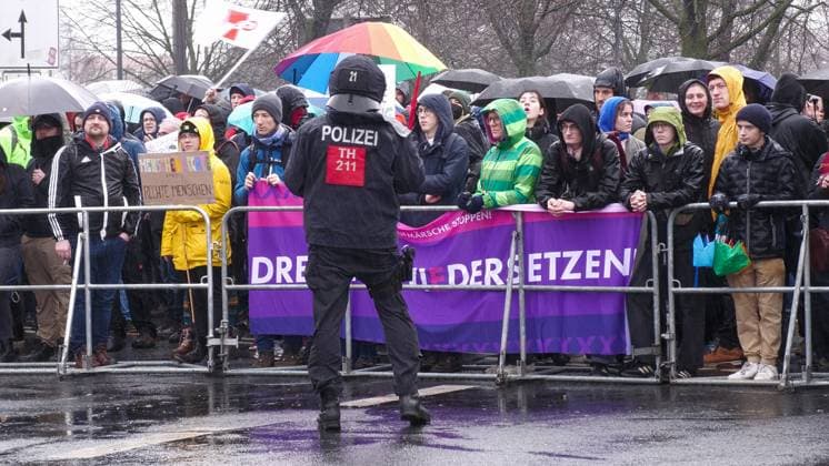 News Themen der Woche KW06 Naziaufmarsch anlässlich der Bombardierung Dresden am Sonntagmittag in Dresden. Mehrere hundert Rechte veranstalten den Schweigemarsch in Dresden. Dem gegenüber steht ein riesiger Proteste gegen Rechts. Schon in den letzten Wochen sind Hunderttausende Menschen auf die Straßen gegangen. Auch am Sonntag wollen die Menschen ein Zeichen gegen Rechts setzen. Am Besten mit Sitzblockaden. Die Polizei ist mit vielen Beamten vor Ort, um das Demonstrationsrecht durchzusetzen. Rechte und Linke trafen gegen 13 Uhr das erste Mal am Hauptbahnhof aufeinander. Mit Hamburger Gitter wurden die Lager getrennt, Zwischenfällen gab es bis jetzt nicht. Linksradikale versuchten immer wieder auf die Route des Naziaufmarsch zu gelangen und stürmten diese. Mit k
