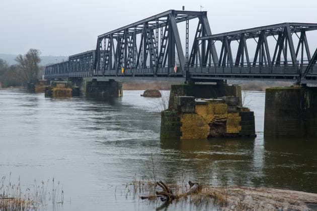 News Themen der Woche KW06 News Bilder des Tages Oderaue - Oder führt Hochwasser: Wasserpegel kurz vor Alarmstufe 1 11.02.2024 gegen 17 Uhr Oderaue, Europabrücke Neurüdnitz-Siekierki Die Oder in Brandenburg führt seit Sonntag leichtes Hochwasser. Nach Angaben des Landesamt für Umwelt Brandenburg liegt der Pegel derzeit circa 30-40 cm über Normalpegel. In Höhe der Europabrücke Neurüdnitz-Siekierki zeichnen sich bereits erste Überflutungen ab. Erste Bäume und Wege am Fluss wurden bereits überspielt. Oderaue Brandenburg Deutschland *** Oderaue Oder is flooding Water level just before alert level 1 11 02 2024 around 5 pm Oderaue, Europabrücke Neurüdnitz Siekierki The Oder in Brandenburg has been slightly flooded since Sunday According to the Brandenburg State Office for the Envi Copyright: xEHLxMedia BjörnxStachx 240211_hochwasser-oder-oderaue_18
