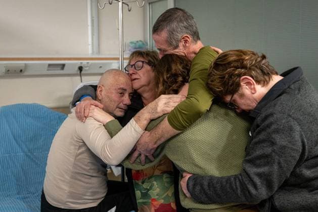 Bilder des Jahres 2024, News 02 Februar News Themen der Woche KW07 News Bilder des Tages February 12, 2024, Tel Hashomer, Israel: FERNANDO MERMAN, 60, and LUIS HAR, 70, reunite with their families at the Chaim Sheba Medical Center after 128 days of Hamas captivity in Rafah, Gaza Strip. IDF special forces rescued the two brothers in law in an overnight military operation dubbed Operation Golden Hand. Merman and Har were kidnapped from Kibbutz Nir Itzhak on October 7th, 2023 along with 3 other family members. Some 134 hostages remain in captivity. Tel Hashomer Israel - ZUMAi99_ 20240212_zip_i99_005 Copyright: xIdfxSpokespersonx