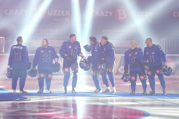 American Ice Football 11 02 2024 The event spectacle in the SAP Arena Mannheim with the Westside Wessis Thorsten Legat, Fabian Hambüchen, Calvin Kleinen, Tobias Wegener, Kevin Großkreutz, Axel Stein, Mike Leon Grosch, Alexander Haupert Mannheim SAP Arena Baden Württemberg