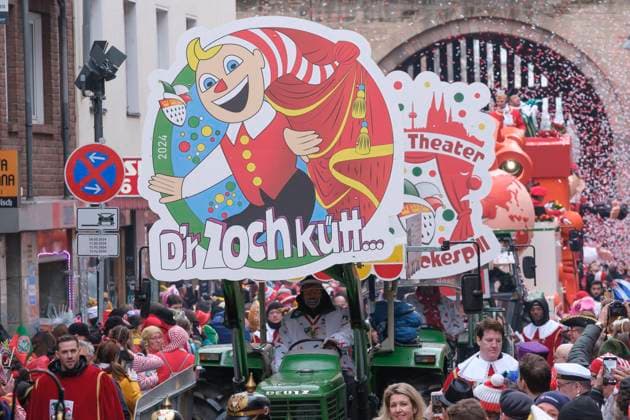 Bilder des Jahres 2024, News 02 Februar News Themen der Woche KW07 Tausende Jecken beim Strassenkarneval am Rosenmontag (12.02.2024) in Koeln. Der Rosenmontagszug in Koeln ist mit einer Laenge von 7,5 Kilometern landesweit der groesste. Rund 175 Wagen, darunter 25 Persiflagewagen mit politischen Motiven, ziehen durch die Innenstadt. (Siehe epd-Meldung vom 12.02.2024) EDITORIAL USE ONLY *** Thousands of revellers at the street carnival on Rose Monday 12 02 2024 in Cologne With a length of 7.5 kilometers, the Rose Monday parade in Cologne is the largest in the country Around 175 floats, including 25 satirical floats with political motifs, parade through the city center See epd report from 12 02 2024 EDITORIAL USE ONLY Copyright: epd-bildx GuidoxSchiefer _DSF1484