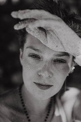 Creative Highlights Symbolbilder Happy, smiling, laughing woman on the beach, portrait, sand on face. Lembongan, Bali, Indonesia CR_YUKI240208C-1331621-01 ,model released, Symbolfoto