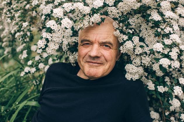 Creative Highlights Symbolbilder Portrait of happy seniors man in spring flowers Chi?in?u, Chisinau, Moldova R_WCIK240208-1350037-01 ,model released, Symbolfoto