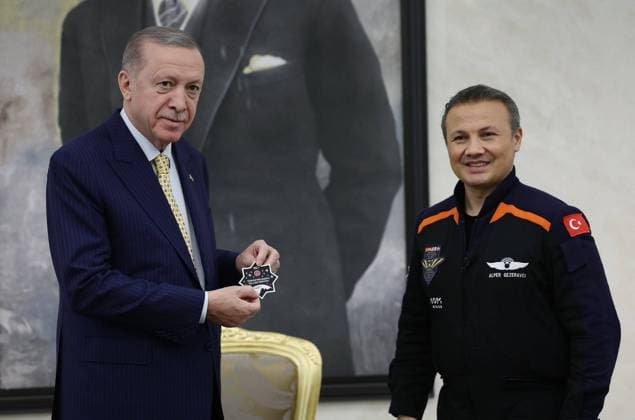 News Themen der Woche KW07 News Bilder des Tages Türkei, Recep Tayyip Erdogan empfängt ersten Türkischen Astronauten Alper Gezeravci in Ankara Turkish President Recep Tayyip Erdogan receives Albert Gezer Oci, the first Turkish astronaut, and his family at Esenboga International Airport Turkish President Recep Tayyip Erdogan receives Albert Gezer Oci, the first Turkish astronaut, and his family at Esenboga International Airport in the capital, Ankara, Turkey, on February 12, 2024. Photo by Turkish presidency apaimages Istanbul Istanbul Turkey 120224_Turkey_TOP_00(1) Copyright: xapaimagesxTurkishxpresidencyx xapaimagesx
